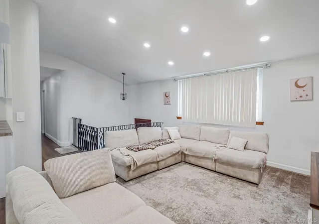 3rd image of 10 Arrowhead Ct, Brookhaven, NY 11720 | MLS# 1021893