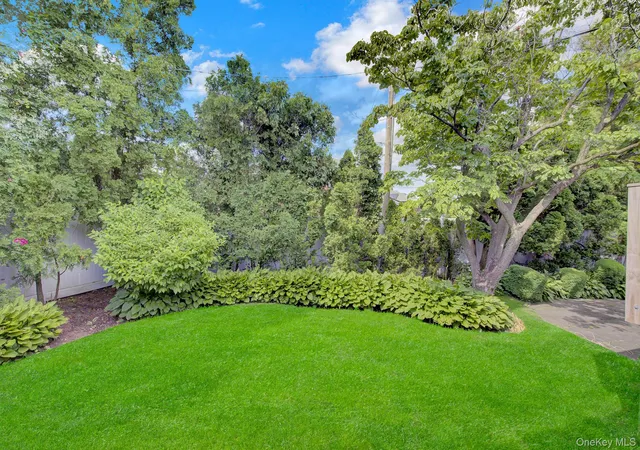 32nd image of 38 Center Dr, Syosset, NY 11791 | MLS# 1021896