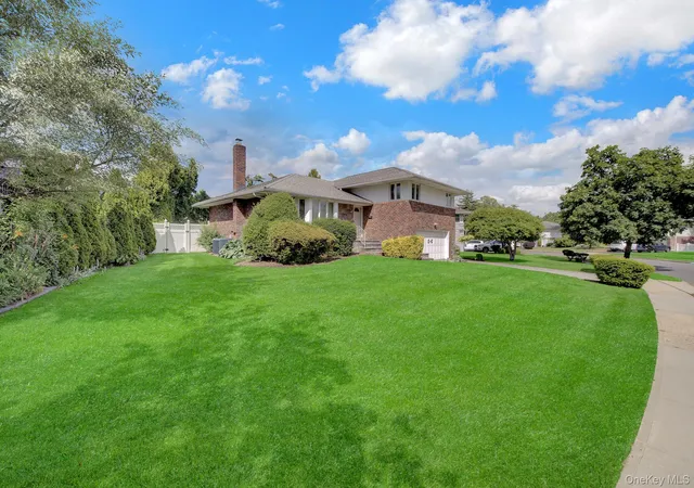 4th image of 38 Center Dr, Syosset, NY 11791 | MLS# 1021896