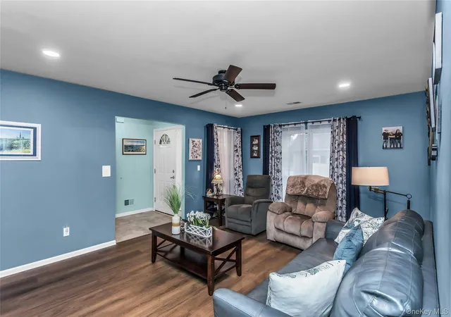 4th image of 1 Biltmore Cir #1, Huntington, NY 11746 | MLS# 1022061