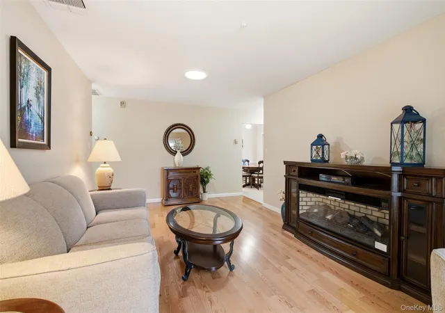 4th image of 606 Flair Ct W, Smithtown, NY 11780 | MLS# 1022072