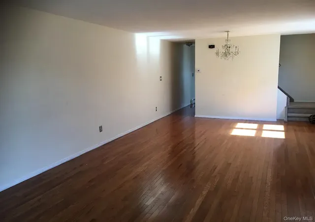Listing Photo 4 - Condo for sale in building located at 241 Regis Dr, New York, NY 10314