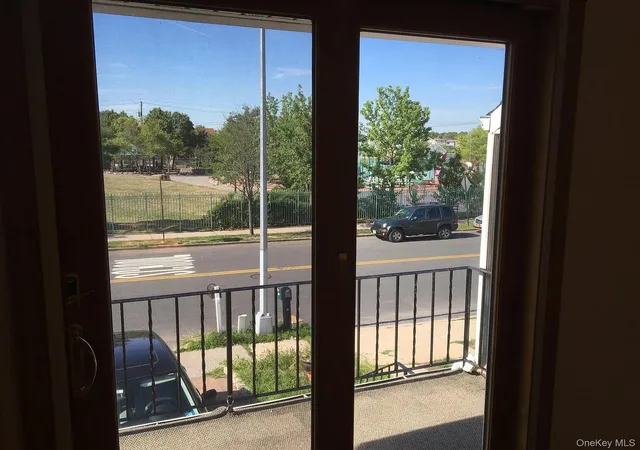 Listing Photo 5 - Condo for sale in building located at 241 Regis Dr, New York, NY 10314