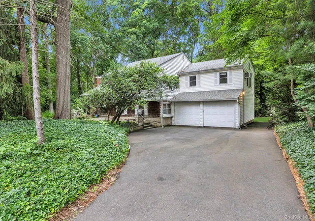 3rd image of 17 Arbor Ln, Dix Hills, NY 11746 | MLS# 1022100