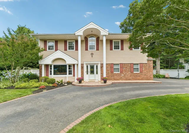 2nd image of 14 Thrush Ct, Huntington, NY 11731 | MLS# 1022199