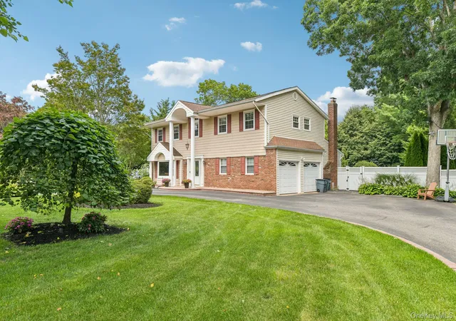 3rd image of 14 Thrush Ct, Huntington, NY 11731 | MLS# 1022199