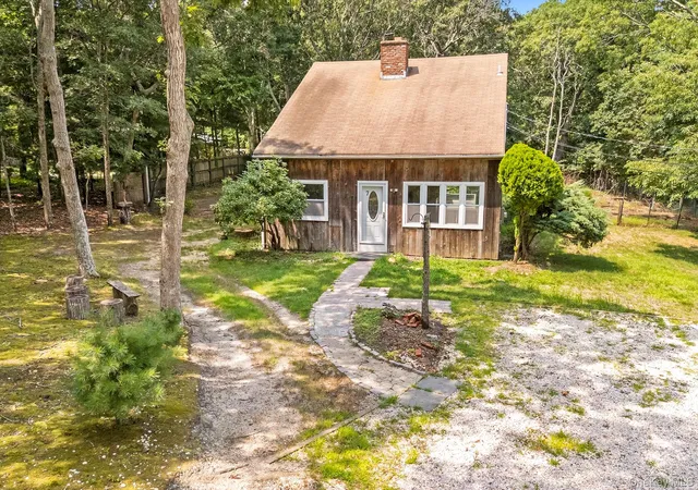 Photo 1 of Single family home for sale at 7 Albertines Ln, East Hampton, NY 11937 | MLS# 1022210 | Listing updated on 2026-08-16