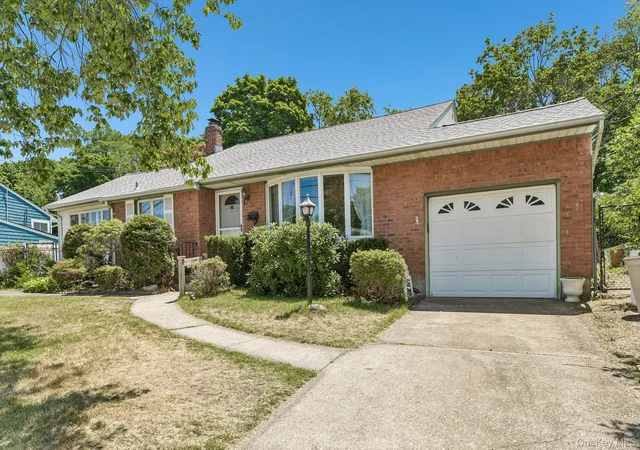 3rd image of 24 Oakley Dr, Huntington Station, NY 11746 | MLS# 1022215