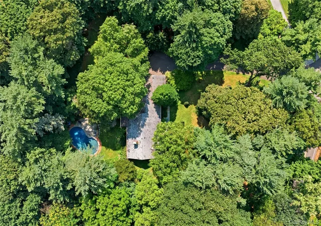 Photo 2 of Single family home for sale at 790 Bryant Ave, Roslyn, NY 11576 | MLS# 1022251 | Listing updated on 2026-10-07