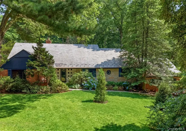 Photo 3 of Single family home for sale at 790 Bryant Ave, Roslyn, NY 11576 | MLS# 1022251 | Listing updated on 2026-10-07
