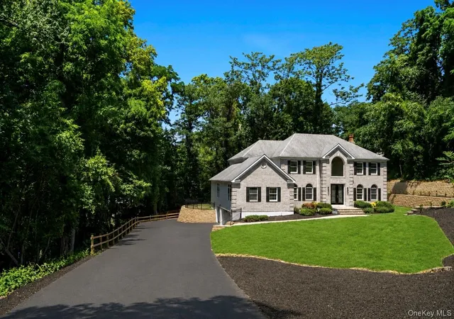 Photo 3 of Mansion for sale at 41 Cove Rd, Huntington, NY 11743 | MLS# 1022285 | Listing updated on 2026-10-02
