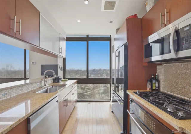 3rd image of 175 Huguenot St, New Rochelle, NY 10801
