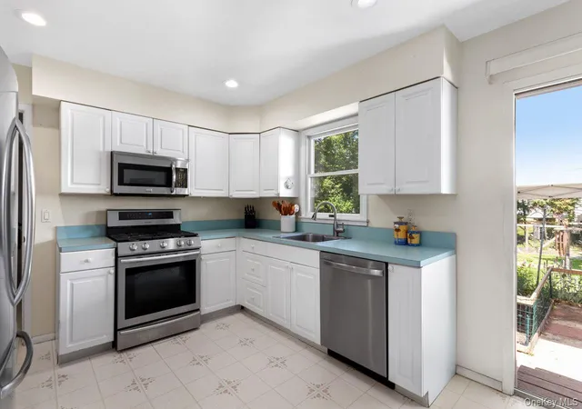 Photo 4 of Sale Pending at 10 Sanderling Ln, East Quogue, NY 11942 | MLS# 1022291 | Listing updated on 2026-07-11