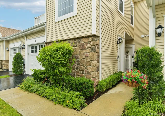 2nd image of 33 Greentree Ct, Brookhaven, NY 11967 | MLS# 1022293