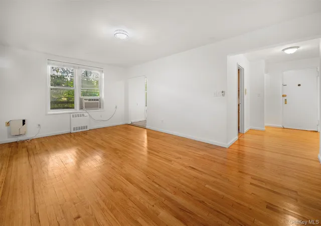 Homes for sale in North Hempstead, NY | 444 Middle Neck Rd #1R, North Hempstead, NY 11023 | MLS# 1022317