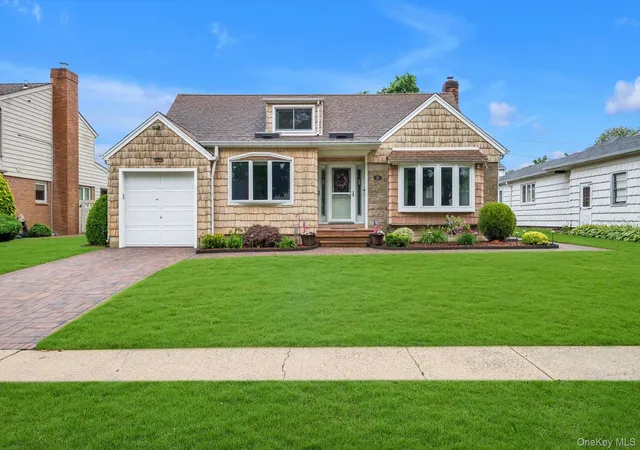Homes for sale in North Hempstead, NY | 26 Patton Blvd, North Hempstead, NY 11040 | MLS# 1022527