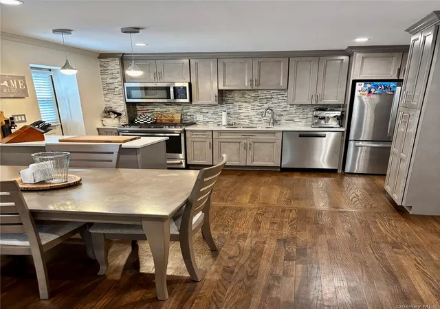 Homes for sale in Eastchester, NY | 1183 California Rd #B-1, Eastchester, NY 10709 | MLS# 1022575