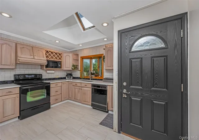 Photo 3 of Sale Pending at 2 Glow Ln, Oyster Bay, NY 11801 | MLS# 1022584 | Listing updated on 2026-07-29
