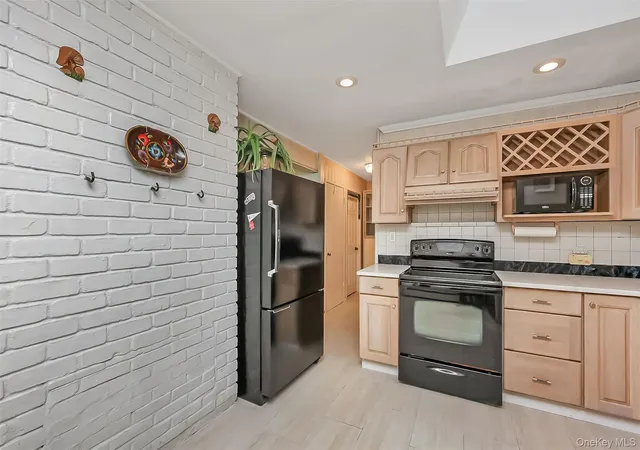 Photo 4 of Sale Pending at 2 Glow Ln, Oyster Bay, NY 11801 | MLS# 1022584 | Listing updated on 2026-07-29