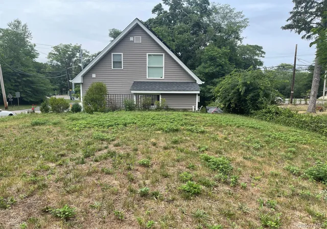 Homes for sale in Riverhead, NY | 16 Oak Ave, Riverhead, NY 11901 | MLS# 1022614