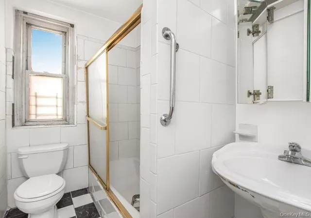 2nd image of 2081 Cruger Ave, Bronx, NY 10462