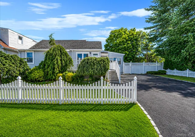 Homes for sale in Babylon, NY | 426 N 4th St, Babylon, NY 11757 | MLS# 1022671