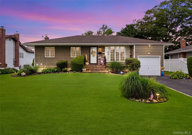 2nd image of 17 Mohawk Pl, Oyster Bay, NY 11758 | MLS# 1022675