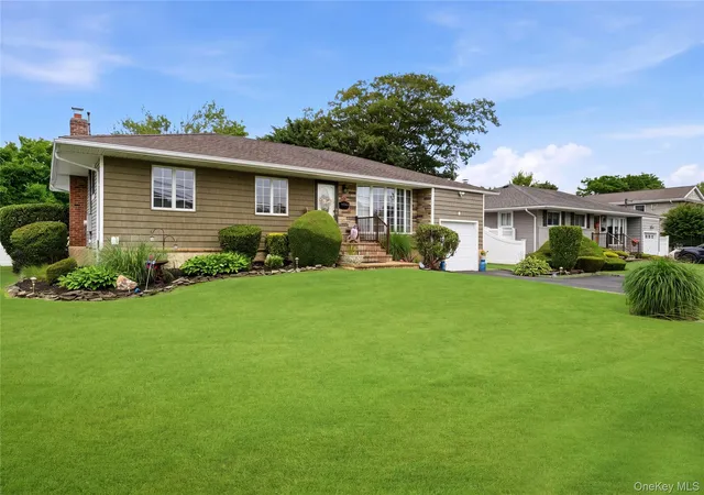 Photo 3 of Sale Pending at 17 Mohawk Pl, Oyster Bay, NY 11758 | MLS# 1022675 | Listing updated on 2026-07-31