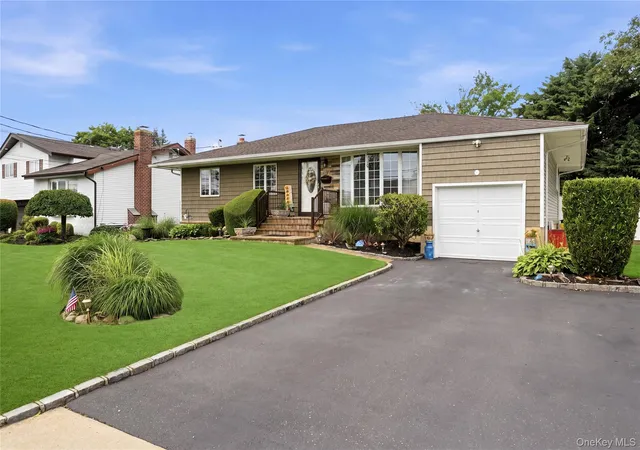 Photo 3 of Sale Pending at 17 Mohawk Pl, Oyster Bay, NY 11758 | MLS# 1022675 | Listing updated on 2026-07-31