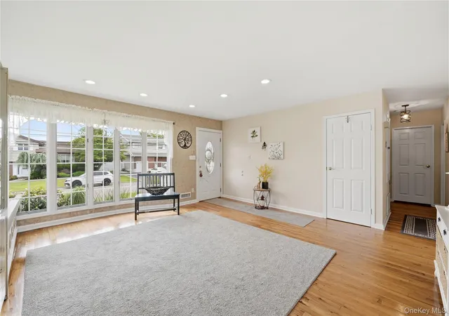 Photo 4 of Sale Pending at 17 Mohawk Pl, Oyster Bay, NY 11758 | MLS# 1022675 | Listing updated on 2026-07-31