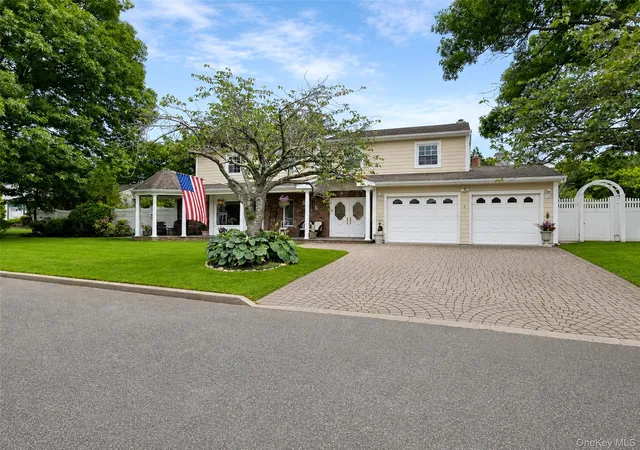 2nd image of 4 Royal Oak Ct, Holbrook, NY 11741 | MLS# 1022684