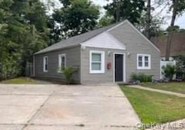 Photo 3 of Sale Pending at 44 Commander Ave, Hempstead, NY 11550 | MLS# 1022802 | Listing updated on 2026-09-15