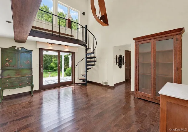 Photo 4 of Sale Pending at 7 Tuthill Ln, Southampton, NY 11960 | MLS# 1022829 | Listing updated on 2026-09-20