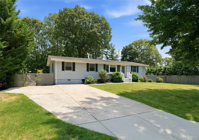 3rd image of 3 Herd Ln, Brookhaven, NY 11733 | MLS# 1022868
