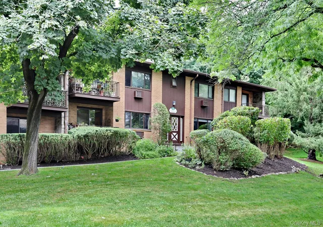 Homes for sale in Orangetown, NY | 6 W Lawrence Park Dr #2, Orangetown, NY 10968 | MLS# 1022871