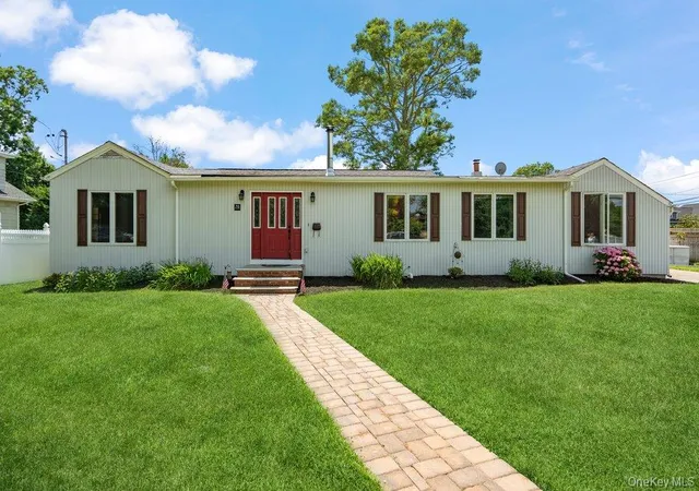 Homes for sale in Babylon, NY | 76 Alton Rd, Babylon, NY 11702 | MLS# 1022875