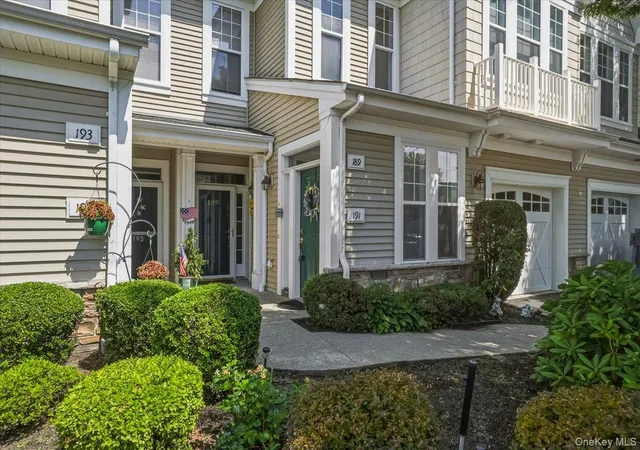 Listing Photo 3 - Condo for sale in building located at 189 Symphony Dr, Brookhaven, NY 11755