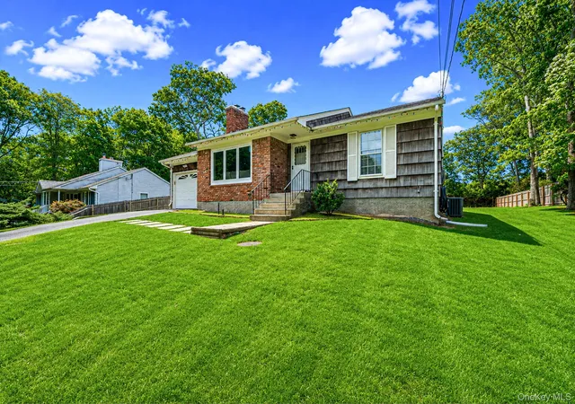 3rd image of 6 Rolling Woods Ln, Hampton Bays, NY 11946 | MLS# 1022898