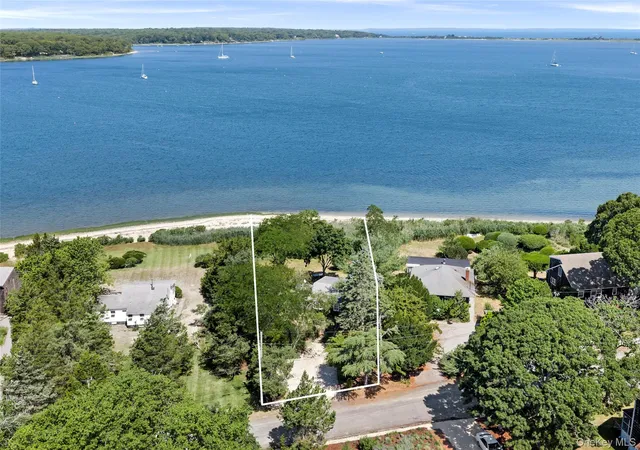 3rd image of 21 Breeze Hill Rd, East Hampton, NY 11937 | MLS# 1022911