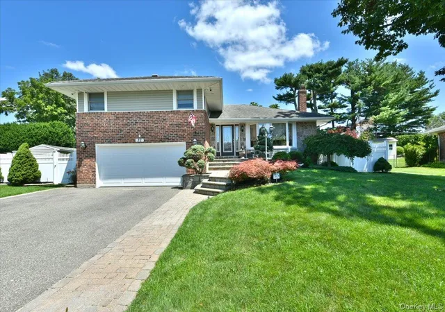 Photo 2 of Single family home for sale at 32 Lark Dr, Oyster Bay, NY 11797 | MLS# 1022916 | Listing updated on 2026-10-03