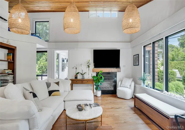 Photo 3 of Single family home for sale at 221 Division St, Southampton, NY 11963 | MLS# 1022927 | Listing updated on 2026-10-07