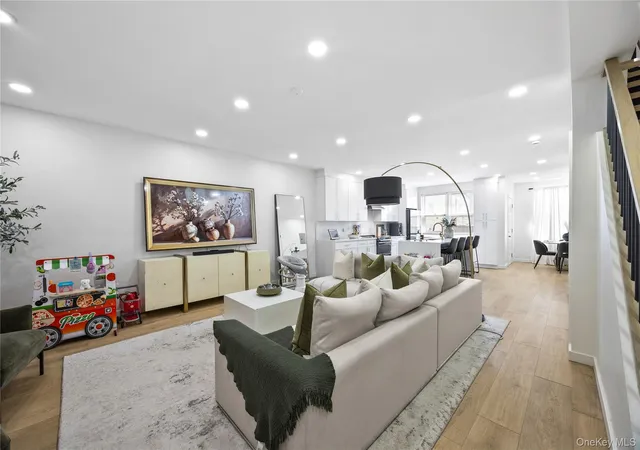 Listing Photo 4 - Condo for sale in building located at 1518 Fielding St, New York, NY 10469