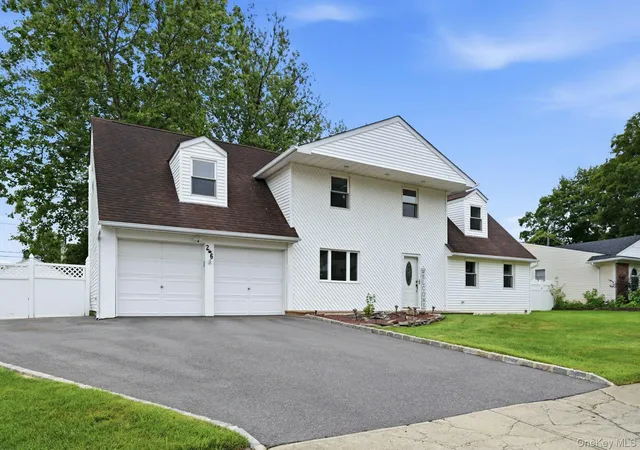Photo 2 of Single family home for sale at 26 King St, Brookhaven, NY 11776 | MLS# 1022946 | Listing updated on 2026-10-07