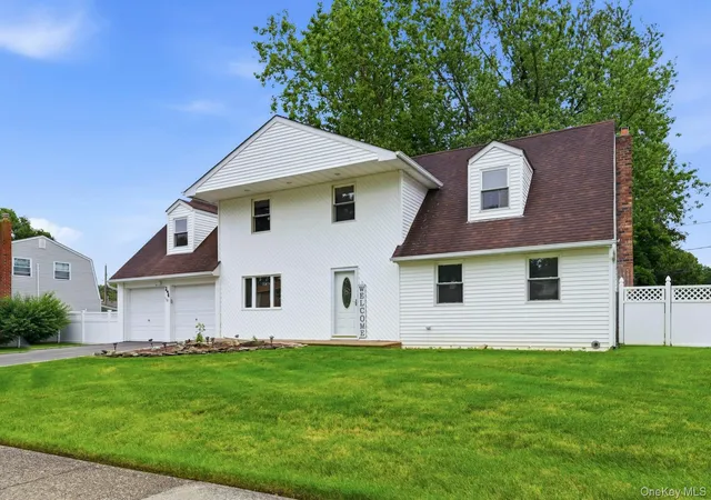 Photo 3 of Single family home for sale at 26 King St, Brookhaven, NY 11776 | MLS# 1022946 | Listing updated on 2026-10-07