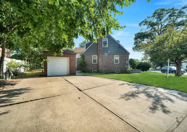 Photo 25 of Single family home for sale at 102 Strattford Rd, North Hempstead, NY 11040 | MLS# 1022963 | Listing updated on 2026-10-07