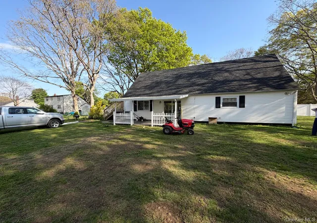 Photo 3 of Single family home for sale at 41 Fig St, Islip, NY 11722 | MLS# 1023022 | Listing updated on 2026-09-28