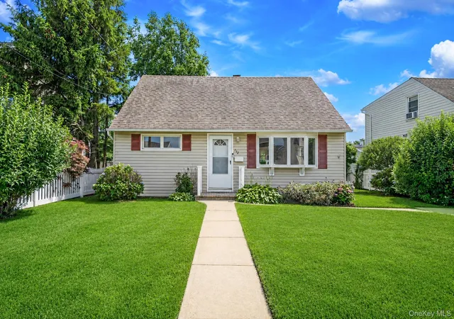 Photo 1 of Sale Pending at 112 Franklin Pl, Oyster Bay, NY 11758 | MLS# 1023053 | Listing updated on 2026-09-01
