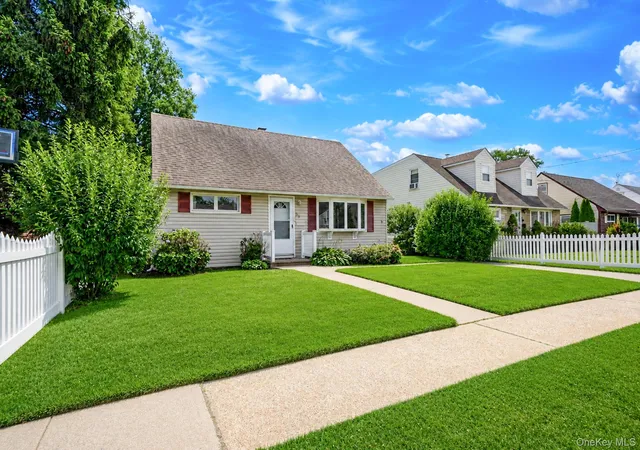 Photo 2 of Sale Pending at 112 Franklin Pl, Oyster Bay, NY 11758 | MLS# 1023053 | Listing updated on 2026-09-01