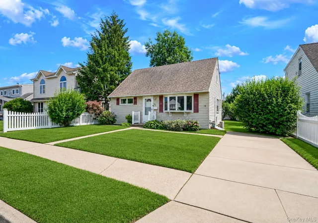 Photo 3 of Sale Pending at 112 Franklin Pl, Oyster Bay, NY 11758 | MLS# 1023053 | Listing updated on 2026-09-01