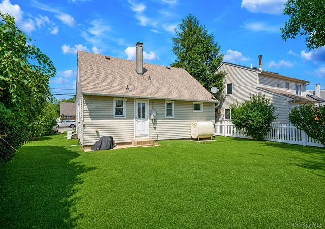 Photo 3 of Sale Pending at 112 Franklin Pl, Oyster Bay, NY 11758 | MLS# 1023053 | Listing updated on 2026-09-01